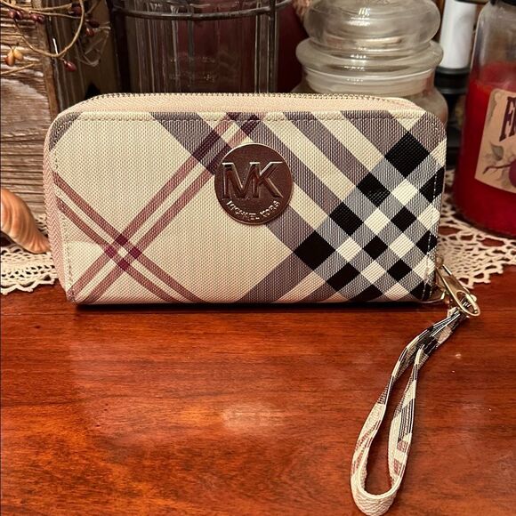 Michael Kors Beige and Black Checkered Wallet - Picture 1 of 6